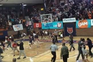 Niesamowite! W ostatniej chwili rzucił przez całe boisko i trafił. Wygrali [wideo]