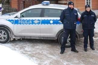 Policjanci wynieśli niepełnosprawnego mężczyznę z płonącego domu 