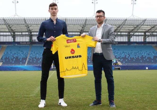 Nowy zawodnik żółto-biało-niebieskich Konrad Kasolik oraz Prezes Zarządu Motoru Lublin Leszek Bartnicki