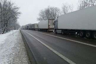 Sznur tirów przed Dorohuskiem. "Kolejka nieznacznie się zmniejszyła"