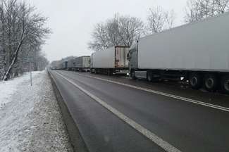 W kolejce stoi około 700 pojazdów