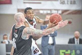 Darryl Reynolds jest obecnie siódmym, najlepiej blokującym zawodnikiem Energa Basket Ligi (średnia 1,05) i ósmym zbierającym (6,9)