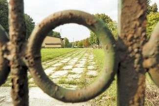 W skład dawnego kompleksu wojskowego przy ul. Lubelskiej w Kraśniku wchodzą trzy działki o łącznej powierzchni  19,6874 ha, zabudowane 41 budynkami oraz 137 zbiornikami