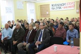 Mieszkańcy Śniadówki liczą na to, że lokalne władze nie pozwolą na budowę w pobliżu ich domu fermy drobiu. Na zdjęciu spotkanie w tej sprawie