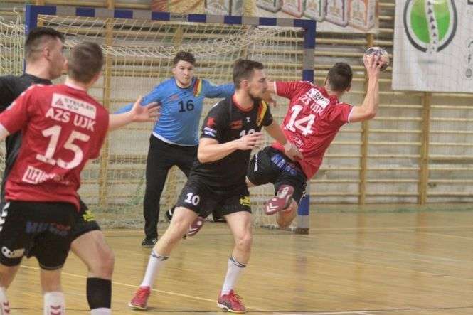 W meczu na szczycie grupy IV B II ligi Padwa Zamość pokonała po rzutach karnych AZS UJK Kielce<br />
