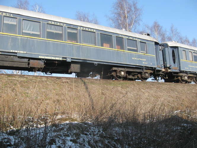 Te wagony wchodziły w skład pociągu, który w 1988 roku jechał z Paryża do Hongkongu. Trasa prowadziła m.in. przez Białą Podlaską i Terespol