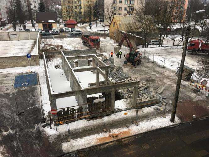 Prace rozpoczęły się od rozbiórki szpetnego budynku tuż przy magistracie/ fot. UM Biała Podlaska 