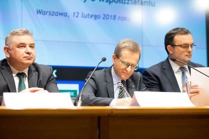 Umowę podpisali przedstawiciele zarządów największych spółek grupy kapitałowej polskiej chemii, m.in. Jacek Janiszek, prezes ZA w Puławach (z lewej) oraz Wojciech Wardacki, szef Grupy Azoty w Tarnowie (w środku)