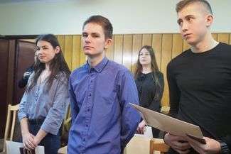 18-latkowie przyszli odebrać swoje pierwsze paszporty. Czekała na nich niespodzianka