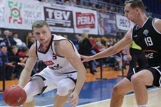 Mateusz Dziemba (z lewej) w listopadzie 2017 r. złamał rękę. Wczoraj zaliczył pierwszy występ w tym roku