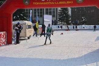 Kacper Antolec, zwycięzca Biegu Hetmańskiego, mija linię mety