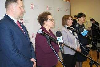 Briefing prasowy po spotkaniu z samorządowcami. Od lewej wojewoda lubelski Przemysław Czarnek, minister Anna Zalewska, wicemarszałek Sejmu Beata Mazurek i Teresa Misiuk, lubelski kurator oświaty 