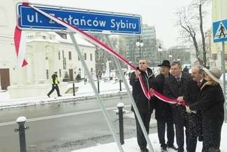 Uroczyście odsłonili tablicę z nazwą ulicy. Z okazji rocznicy [zdjęcia]