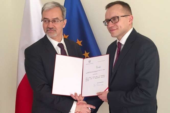 Artur Soboń (z prawej) przyjmuje nominację od ministra Jerzego Kwiecińskiego