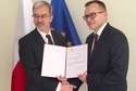 Artur Soboń (z prawej) przyjmuje nominację od ministra Jerzego Kwiecińskiego