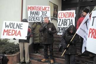 W obronie wolności wypowiedzi w poniedziałek przed siedzibą TVP lublin pikietowała grupa kilkunastu zwolenników KOD i Obywateli RP