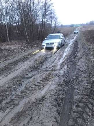 Różaniec Pierwszy (gm. Tarnogród). Urząd apeluje do mieszkańców, by „nie niszczyli drogi jeżdżąc po niej traktorami i samochodami terenowymi”