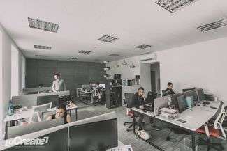 Obecnie w przestrzeni po delikatesach/ciucholandzie/księgarni swoje miejsce do projektowania znalazło kilkanaście osób