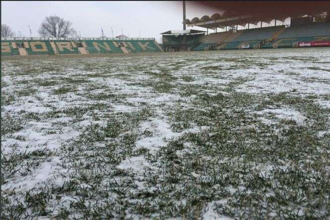 Na murawie stadionu w Łęcznej zalega śnieg i rozegranie spotkania w takich warunkach grozi całkowitym zniszczeniem płyty 