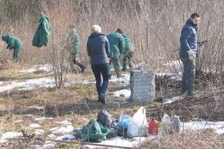 Z chaszczy wyjrzały zabytkowe macewy. Kto będzie się zajmował kirkutem?