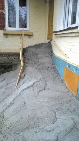 Tak wygląda zabetonowane wejście do lokalu, w którym mieszka dwójka 90-latków