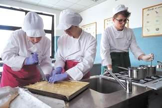 Laureaci mają otwarte drzwi na studia wyższe, otrzymali także cenne nagrody pieniężne i rzeczowe