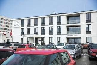 Obok budynku Centrum Nu-Med jest 400 bezpłatnych miejsc parkingowych