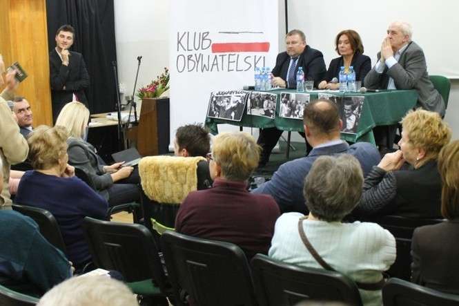 Dotychczasową formą współpracy środowisk opozycyjnych w Puławach były m.in. nieregularne spotkania tzw. Klubu Obywatelskiego (na zdj.), a także okazjonalne manifestacje