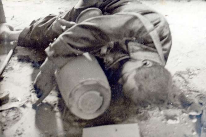 Zdjęcie zmarłego na serce Jana Gilasa trzymającego w objęciach bombę jest jedną z bardziej znanych lubelskich fotografii z czasów wojny 