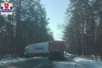 Chciał uniknąć wypadku, zjechał tirem do rowu 