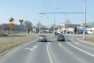 Przed wjazdem na rondo nie trzeba sygnalizować skrętu w lewo kierunkowskazem – stwierdził sąd