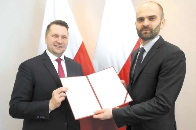 Wojewoda Przemysław Czarnek wręcza akt powołania Wojciechowi Kowalczykowi (z prawej)