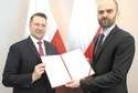 Wojewoda Przemysław Czarnek wręcza akt powołania Wojciechowi Kowalczykowi (z prawej)