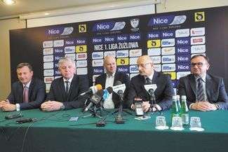 Podczas wczorajszej konfeencji prasowej poinformowano o przedłużeniu umów z dotychczasowymi sponsorami. Na zdjęciu od lewej: wicemarszałek województwa Krzysztof Grabczuk, marszałek Sławomir Sosnowski, menadżer Speed Car Motoru Piotr Więckowski, prezydent Lublina Krzystzof Żuk i dyrektor Generalny Perły Browarów Lubelskich Andrzej Rutkowski