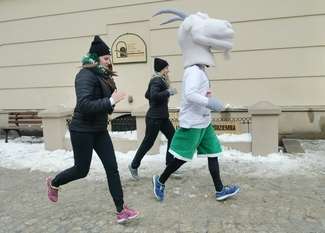 Lublin: Biegał dookoła Trybunału Koronnego. 50 zł za okrążenie [wideo]