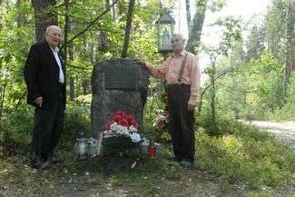 Ppłk Marian Pawełczak „Morwa” (z lewej) i Jan Syc spotkali się przy pomniku w 2017 roku