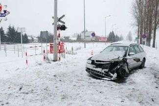 Nie wyhamował przed przejazdem kolejowym. Wjechał pod pociąg 