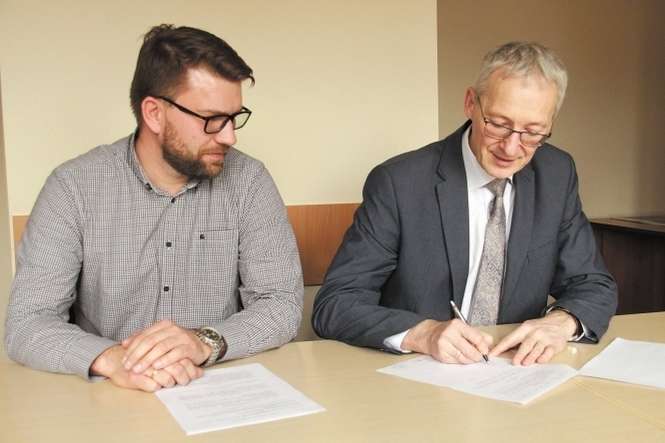 Podpisanie umowy pod nowy zakład środków higienicznych. Na zdjęciu burmistrz Kraśnika Mirosław Włodarczyk (z prawej) i właściciel firmy Incomed Wojciech Zgajewski