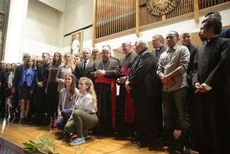 Kardynał Stanisław Dziwisz z młodzieżą Fundacji im. Jana Pawła II