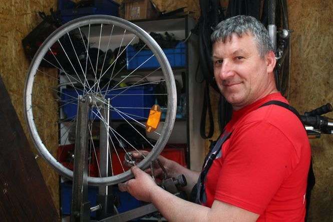 Roman Skomra codziennie naprawia około dziesięciu rowerów