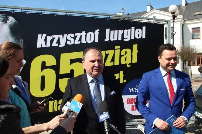 Minister rolnictwa Krzysztof Jurgiel na billboardzie w Białej Podlaskiej. Konwój stanął przed urzędem miasta