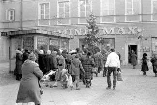 Mimo dużych nakładów gazet, po niektóre tytuły ustawiały się kolejki i gazet zaczynało brakować już przed południem. Powstał wówczas system tzw. sprzedaży teczkowej