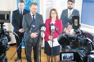 Na zdjęciu od lewej: wojewoda lubelski Przemysław Czarnek, minister zdrowia Łukasz Szumowski, wicemarszałek Sejmu Beata Mazurek i szef gabinetu politycznego Szumowskiego, Jakub Banaszek