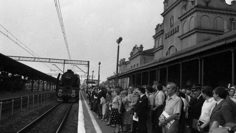 W 1973 r. polskie pociągi ekspresowe osiągnęły po raz pierwszy wyższą prędkość niż przed wojną: było to 130 km/h