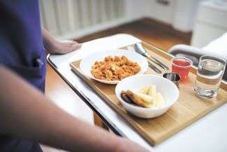 W większości szpitali stwierdzono zbyt duży udział soli w serwowanych posiłkach (od 142 proc. do nawet 374 proc. normy)