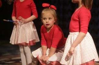 Konkurs Mini Playback Show. Przedszkolaki na scenie i piosenki z lat 60.