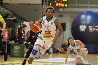 Uju Ugoka została wybrana do najlepszej piątki sezonu zasadniczego, ale w pojedynkę nie była w stanie wygrać walki na deskach z koszykarkami CCC Polkowice