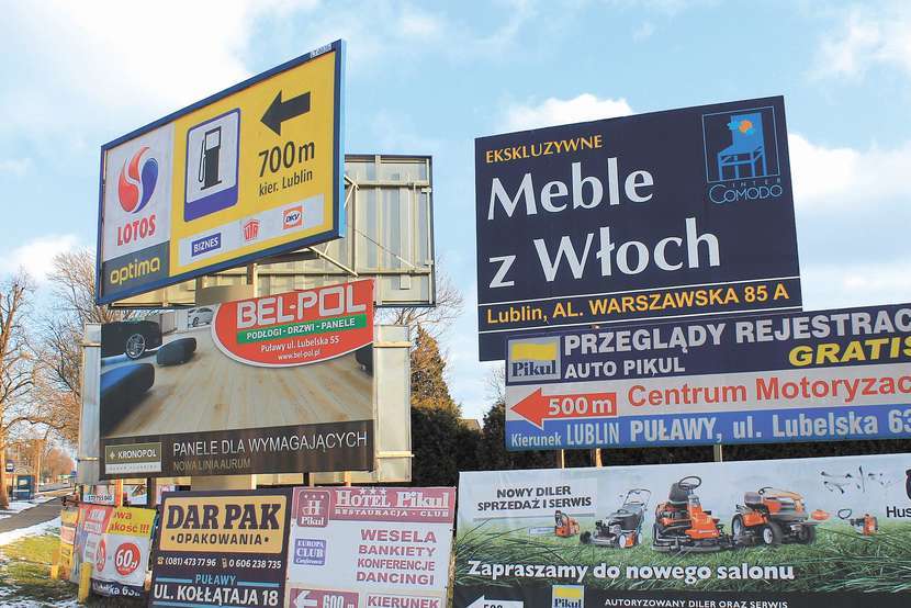 Stelaże z reklamami stojące przy głównych skrzyżowaniach Puław to jedynie niewielka część problemu dotyczącego ładu w przestrzeni miasta<br />
