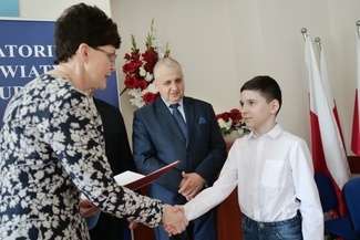 Ten uczeń jest równocześnie w podstawówce i na studiach. Stypendia dla najlepszych [lista]