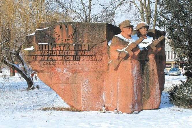 Pomnik poświęcony „wyzwolicielom” Puław, który przedstawiał polskiego i radzieckiego żołnierza, został usunięty 20 marca tego roku. W tym samym dniu o momumencie przypomnieli sobie członkowie fundacji działającej w Kijowie
